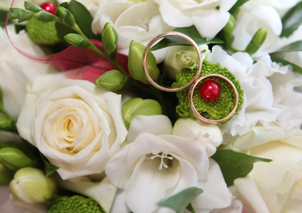 Blumen und Ringe für eine Goldene Hochzeit